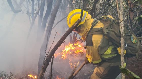 Brannkonstabel kjemper mot flammer