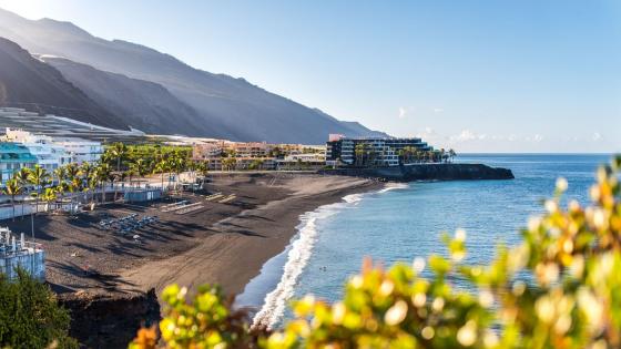 Vulkanstengt hotell i Puerto Naos på La Palma er gjenåpnet. 