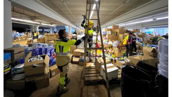 Kanarisk hjelpemannskap bidrar etter flomkatastrofen i Valencia.