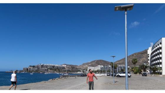 Gatelykter på strandpromenade.