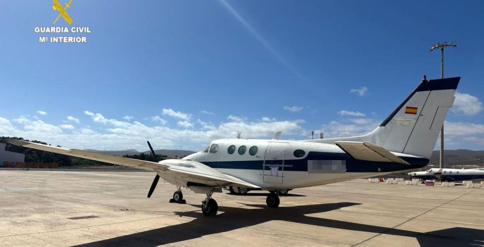 Småfly satt på bakken etter papirjuks på Fuerteventura.