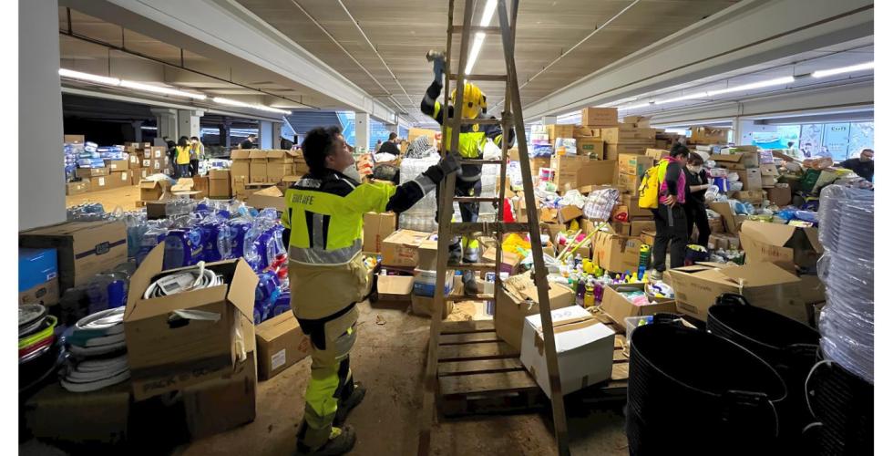 Kanarisk hjelpemannskap bidrar etter flomkatastrofen i Valencia.