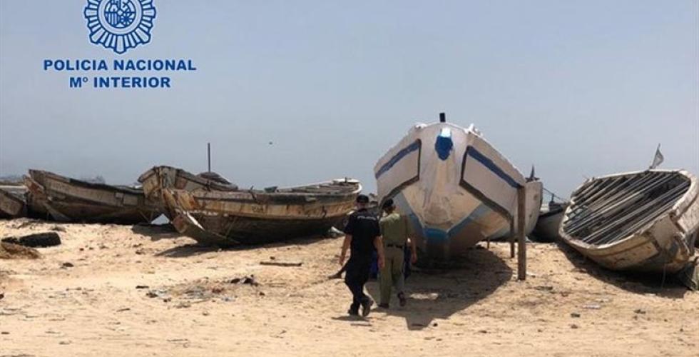 Langkanoer på en strand i Mauritania. 